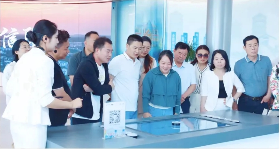 河南省优秀医疗企业代表参观团到访信阳中央活力区（CAZ）营销中心